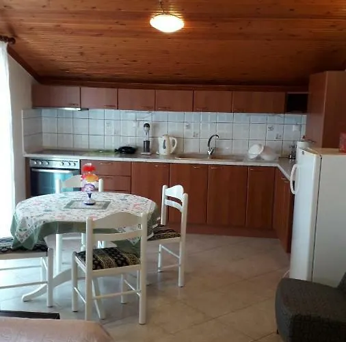 House Dilena Tsimtsiri *