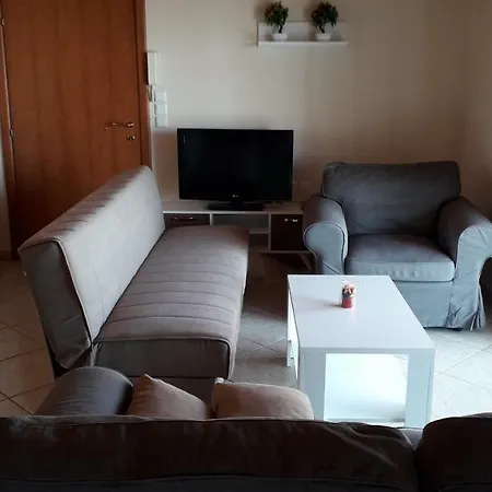 House Dilena Tsimtsiri Nyaraló *