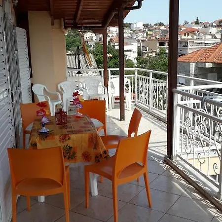 House Dilena Tsimtsiri Nyaraló